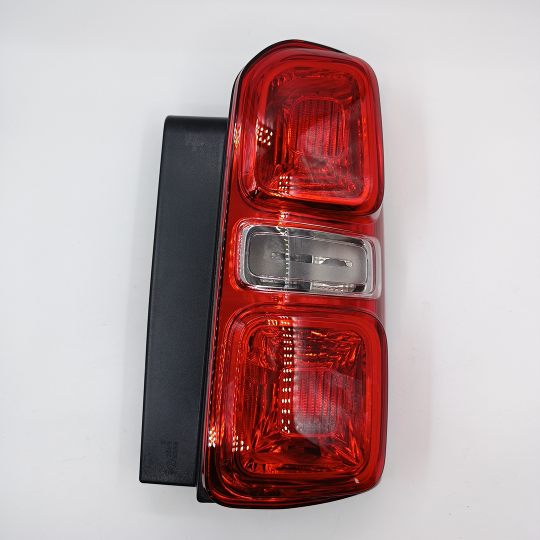 Фонарь задний Peugeot Traveller 4  2.0  (правый) 9808243080 MARS TECH