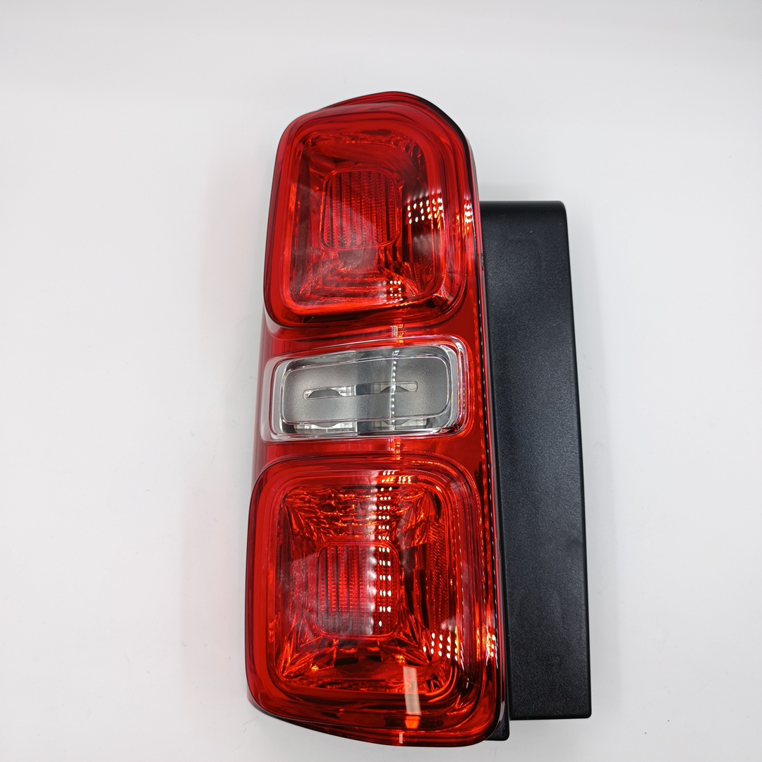 Фонарь задний Peugeot Traveller 4  2.0  (левый) 9808243180 MARS TECH